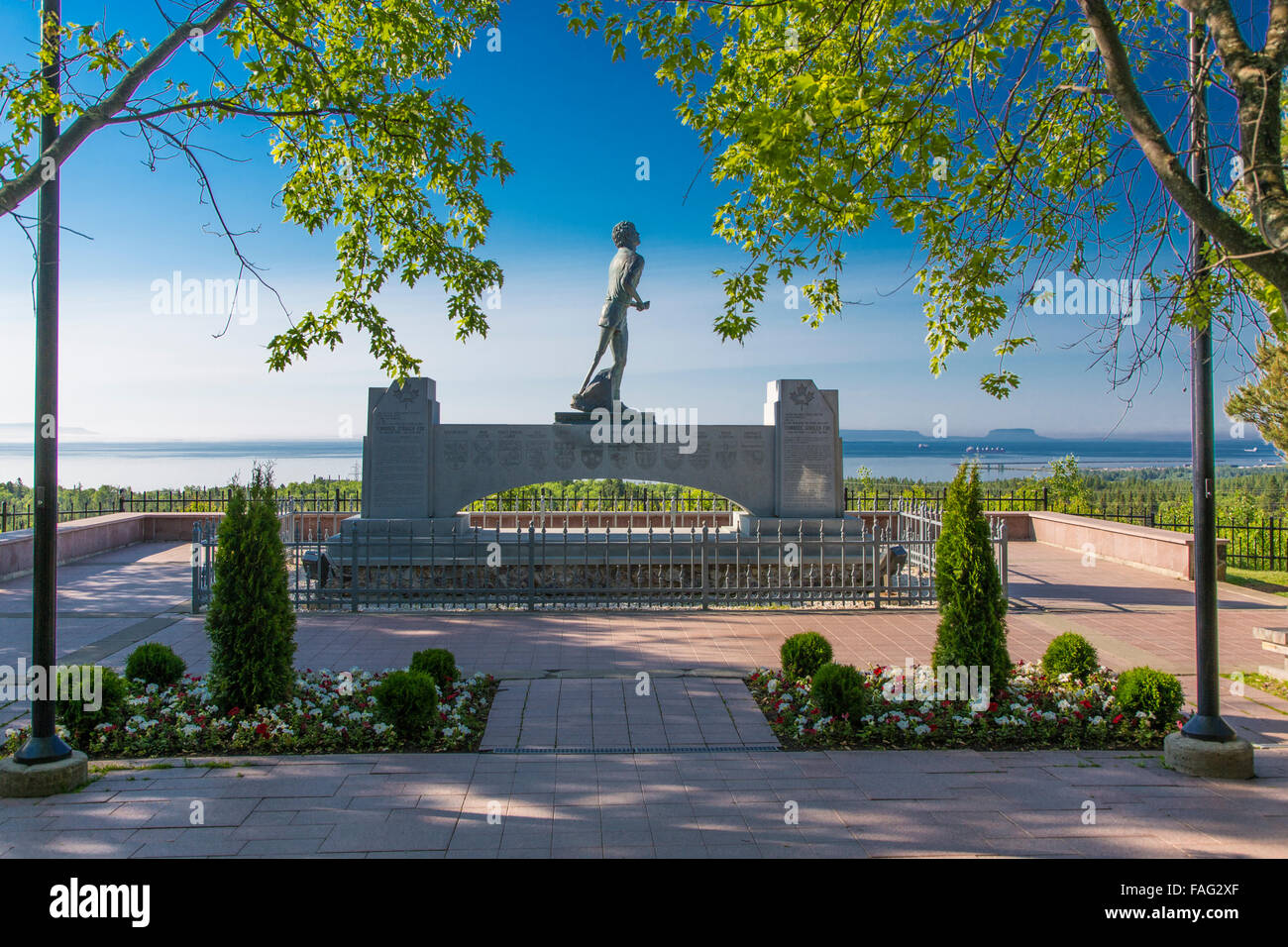 Terry Fox (1958-1981) Monumento a la orilla del Lago Superior en Thunder Bay, Ontario, Canadá Foto de stock