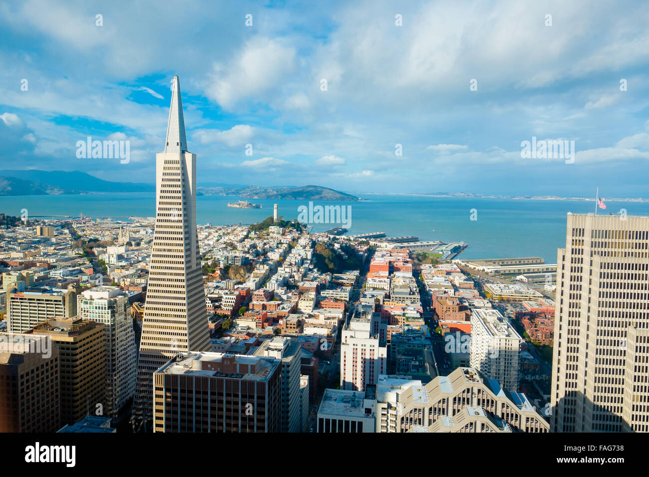 Vistas a la ciudad de San Francisco desde muy alto en un hotel edificio mirando al norte hacia la bahía, con la Isla de Alcatraz. Foto de stock
