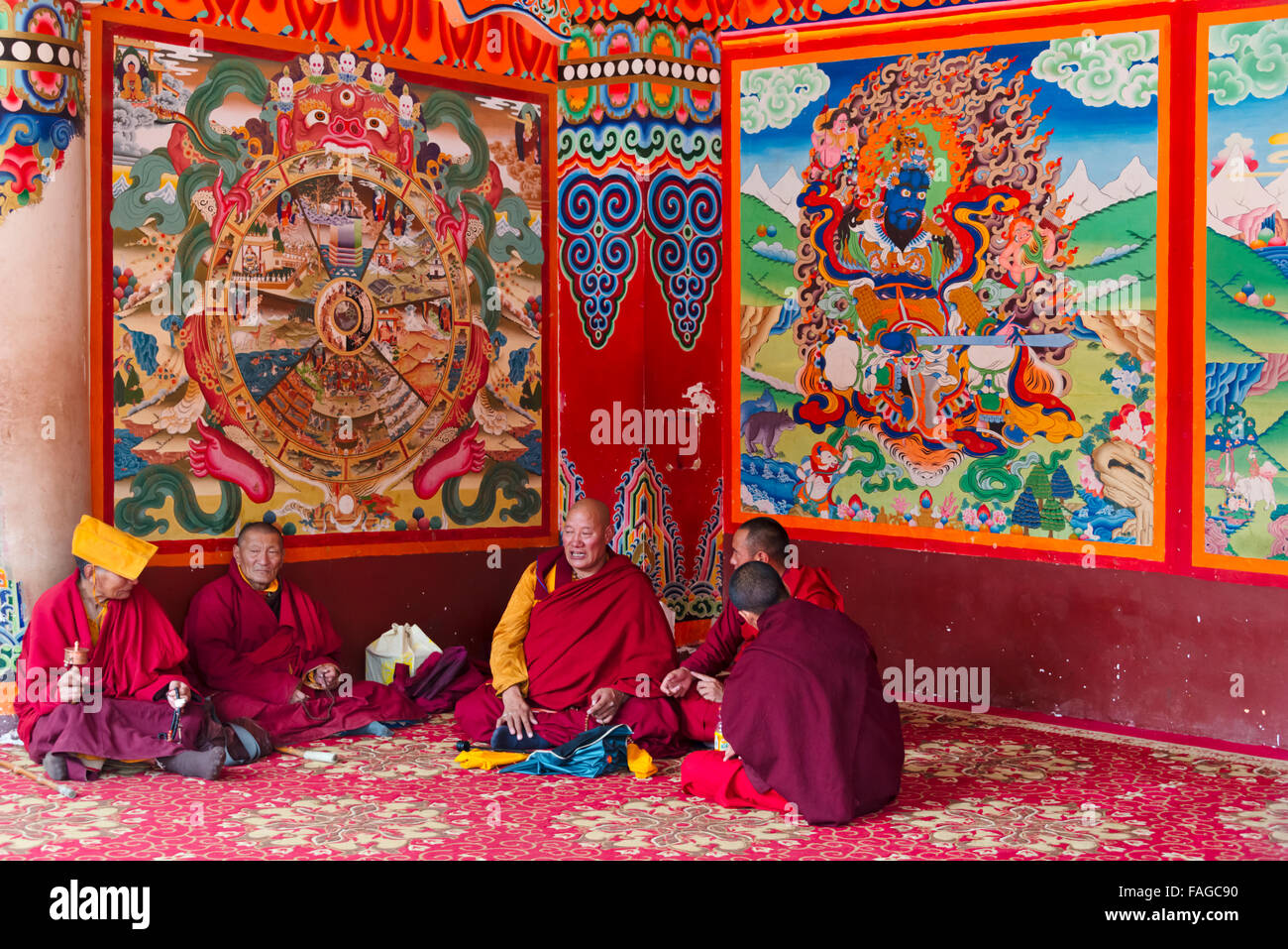 Los monjes en seda Larong Wuming Instituto Budista, Garze, provincia de Sichuan, China Foto de stock