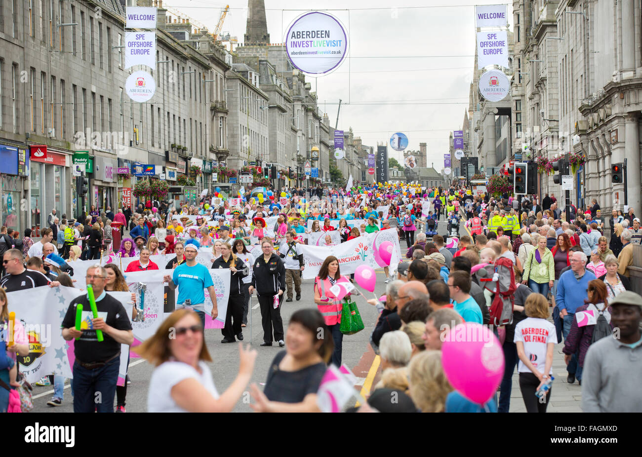 Gente apiñada en Union Street en la anual celebrar Aberdeen desfile en la ciudad de Aberdeen, Escocia, Reino Unido Foto de stock
