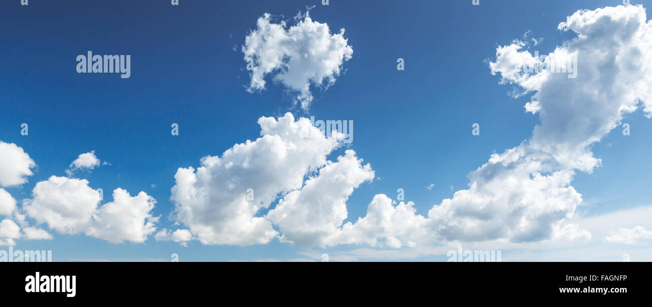 Naturalmente azul cielo nublado. Foto de fondo panorámico Foto de stock