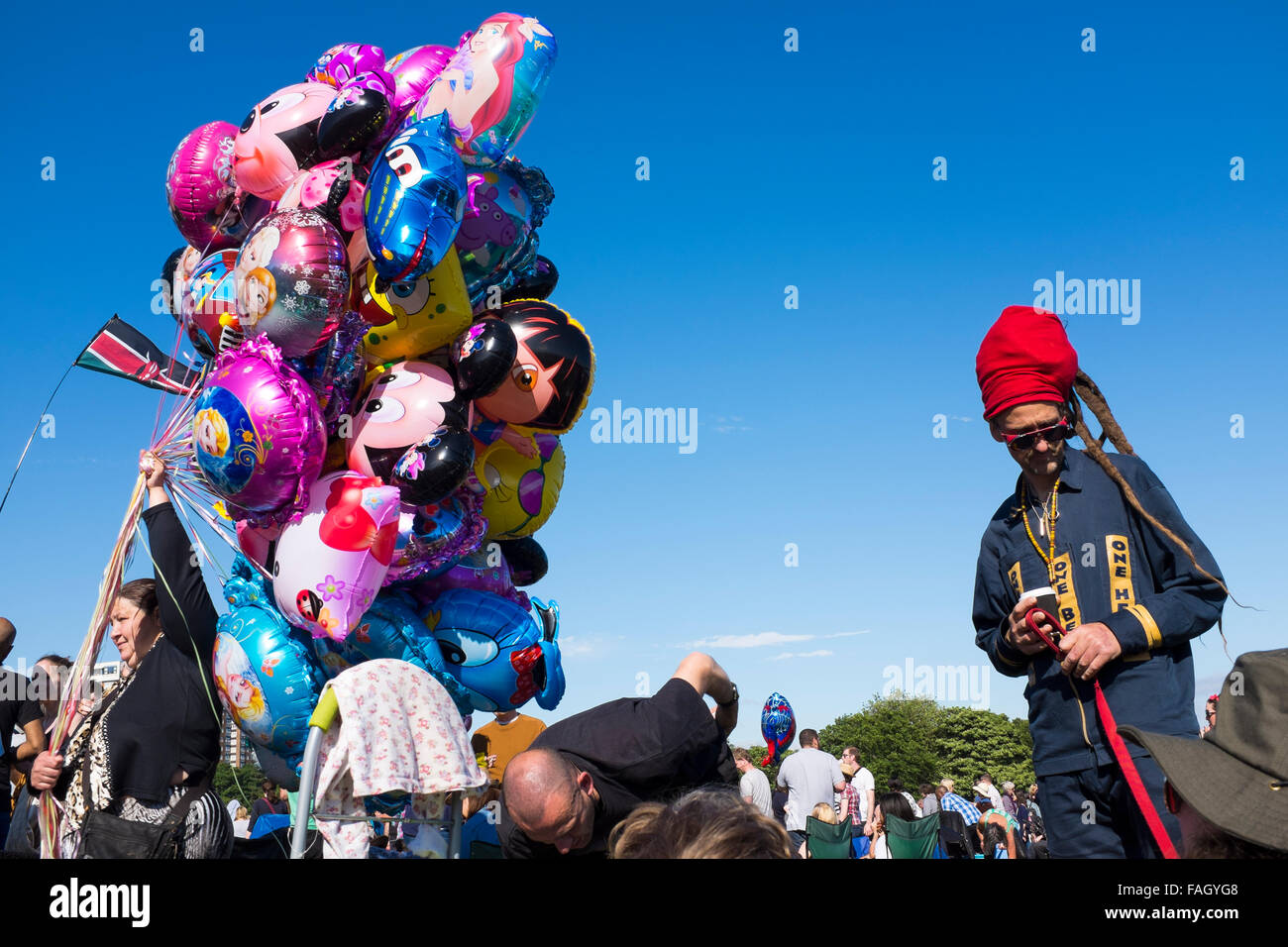 Venta de globos en la multitud en el festival anual de África Oye en  Liverpool, uno de los más grandes del Reino Unido libre de los festivales  de música de verano Fotografía