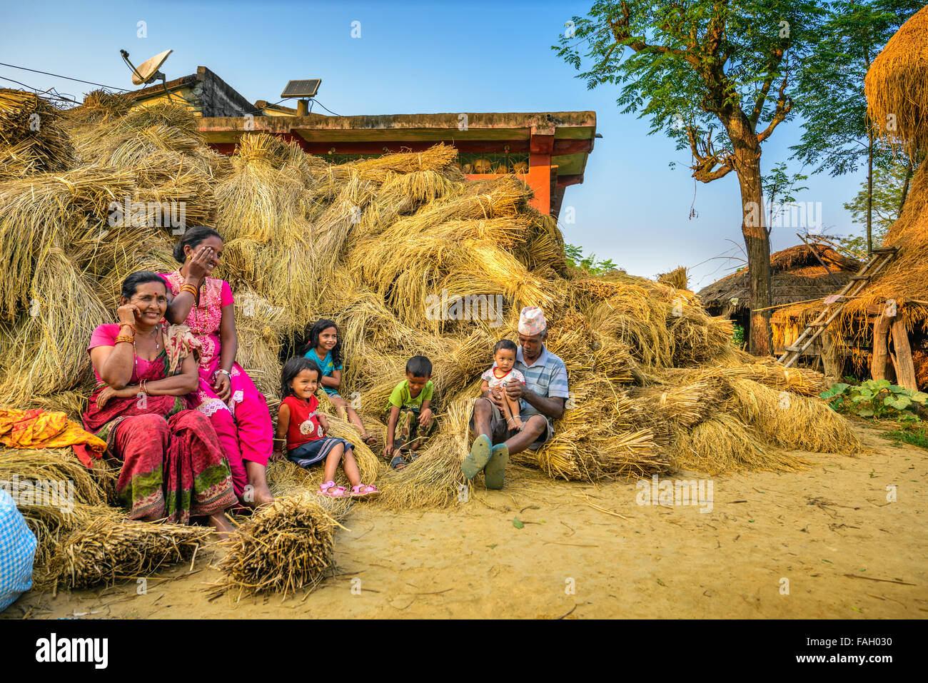 CHITWAN, Nepal, 24 de octubre de 2015 : Familia nepalí relajante después de la cosecha Foto de stock