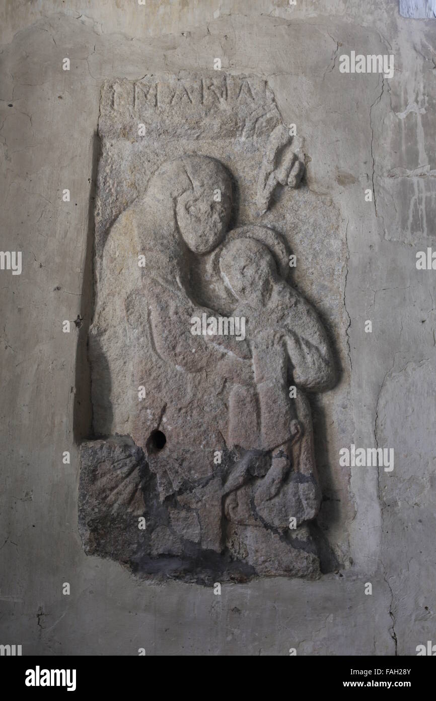 Tallar la piedra de la Virgen y el Niño, San Juan Bautista, Iglesia, Inglesham, Wiltshire, Inglaterra Foto de stock