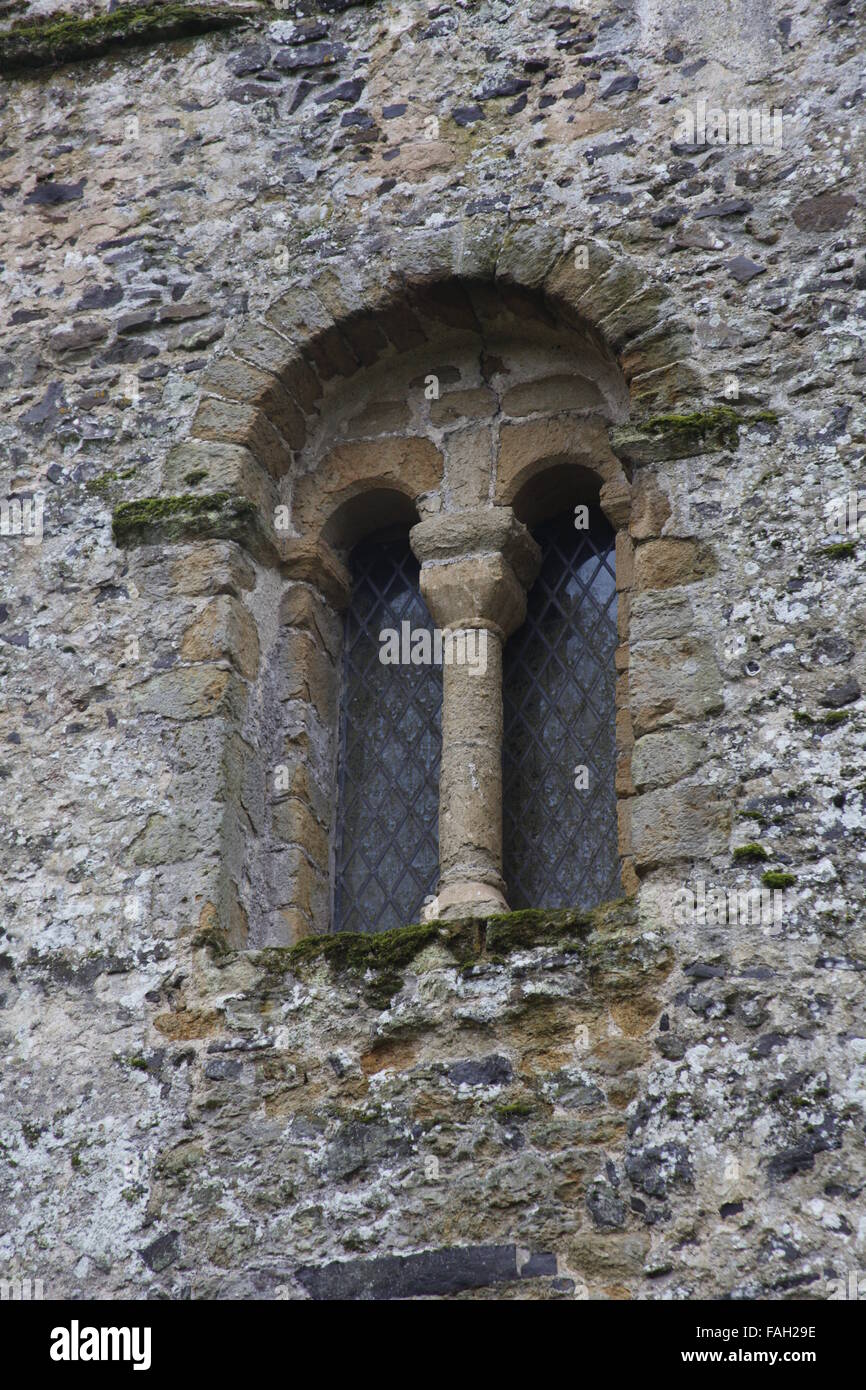 Saxon Iglesia de San Pedro y san Pablo, Albury, Surrey, Inglaterra. Detalle de la ventana de la torre Foto de stock