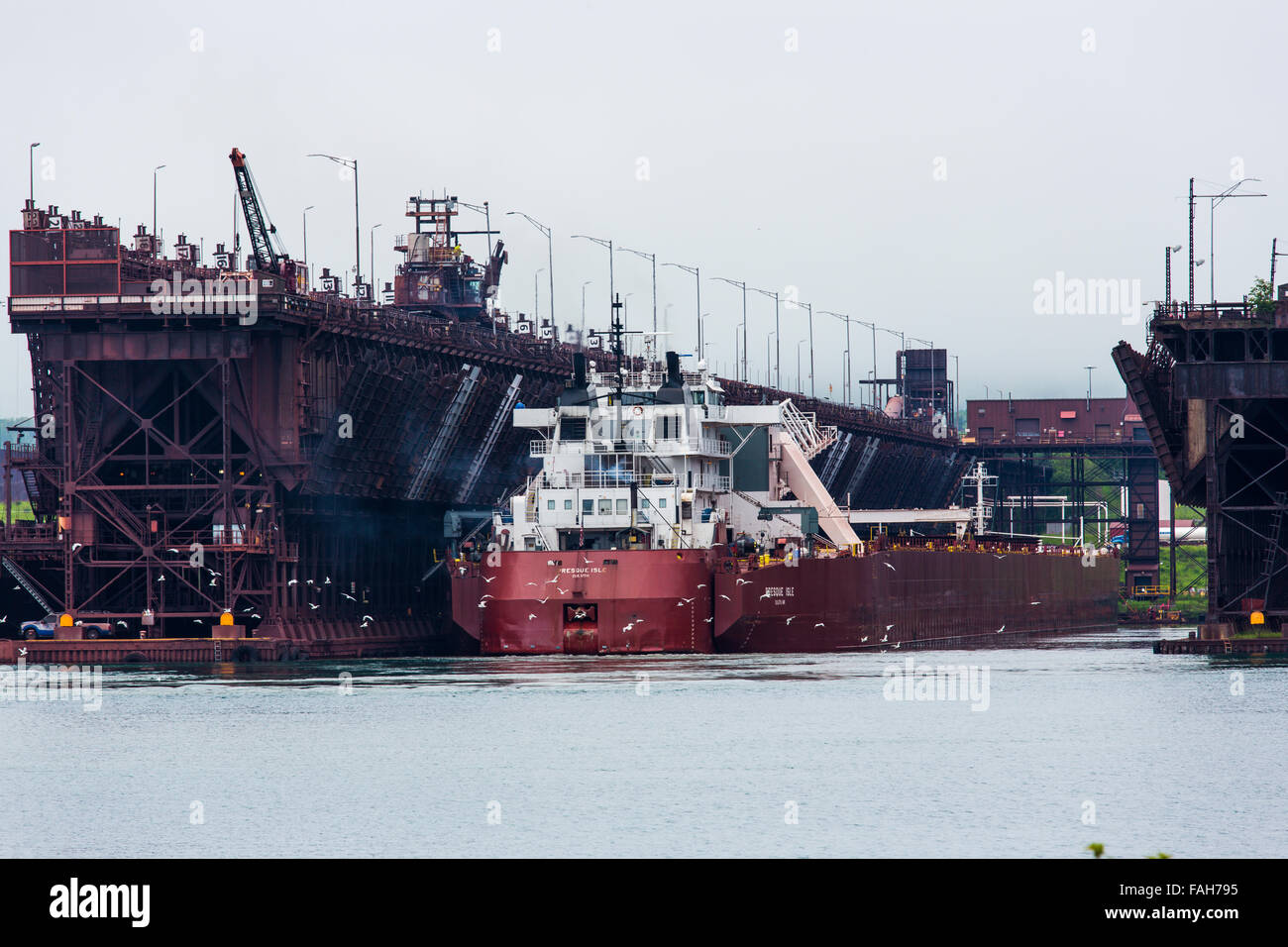 Muelles de mineral de hierro en los dos puertos de la costa norte del Lago Superior en Minnesota Foto de stock