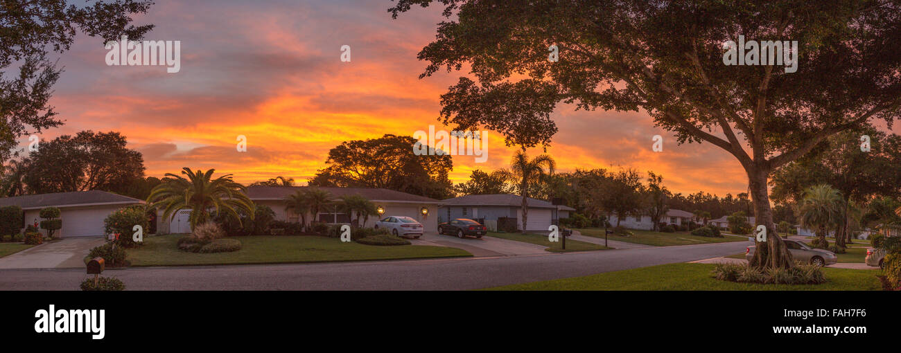 Colorido brillante amanecer cielo de Florida barrio residencial Foto de stock
