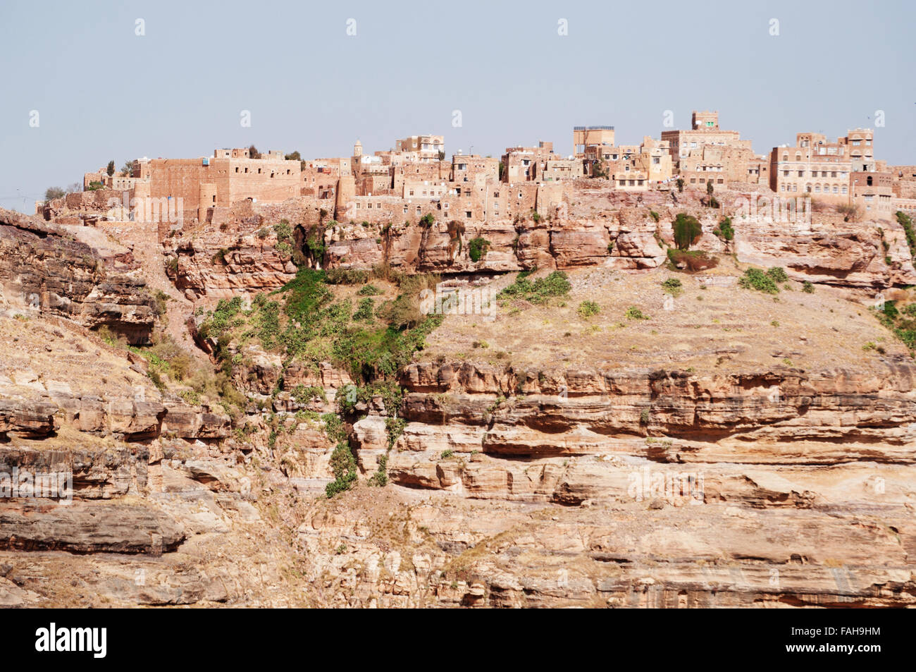 Rocas Rojas y decoradas casas viejas, Kawkaban, al noroeste de Sana'a, ciudad fortificada, aldea, República de Yemen, la vida diaria Foto de stock