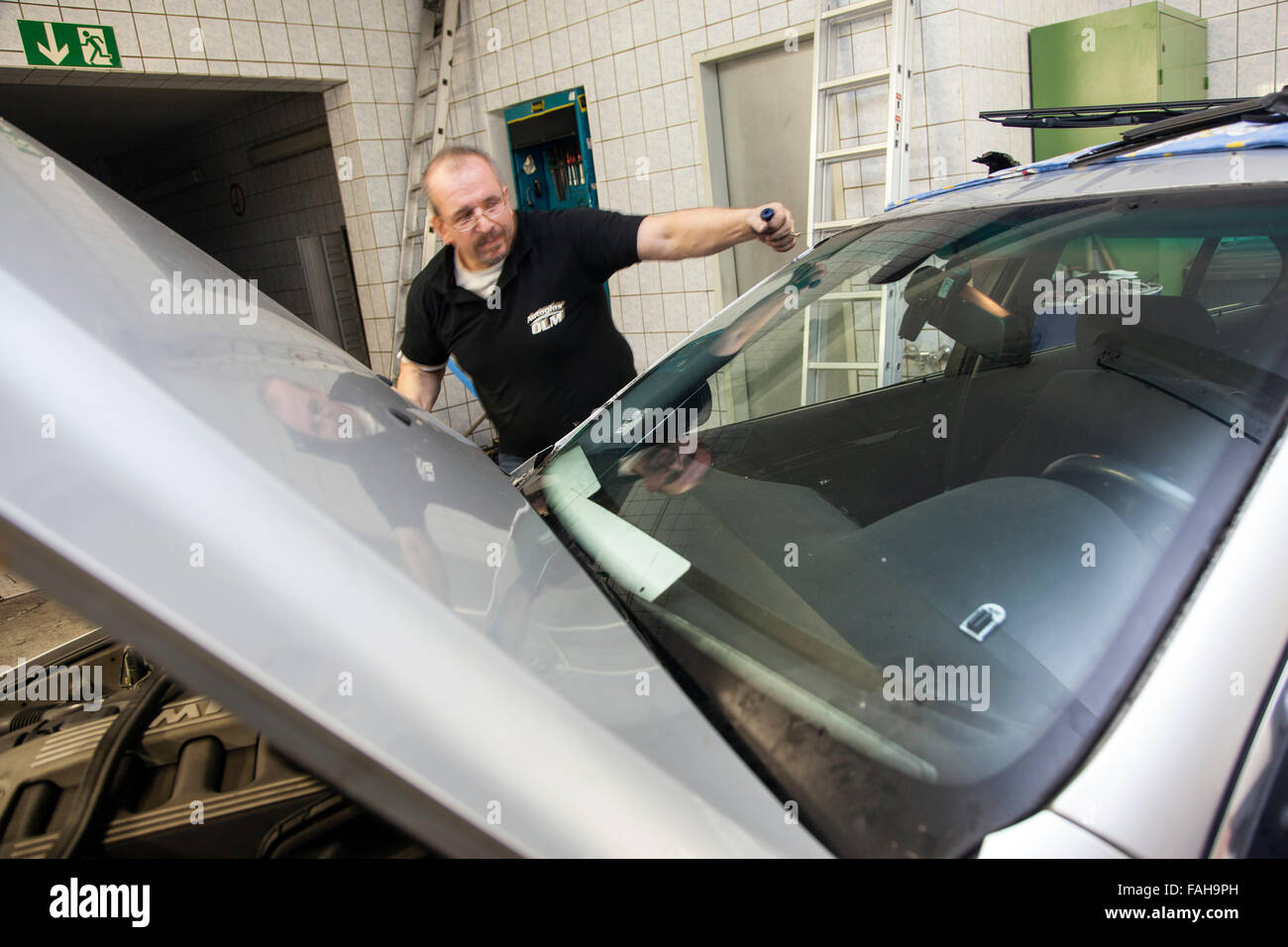 Sustituya el parabrisas de un auto taller de vidrio. Foto de stock