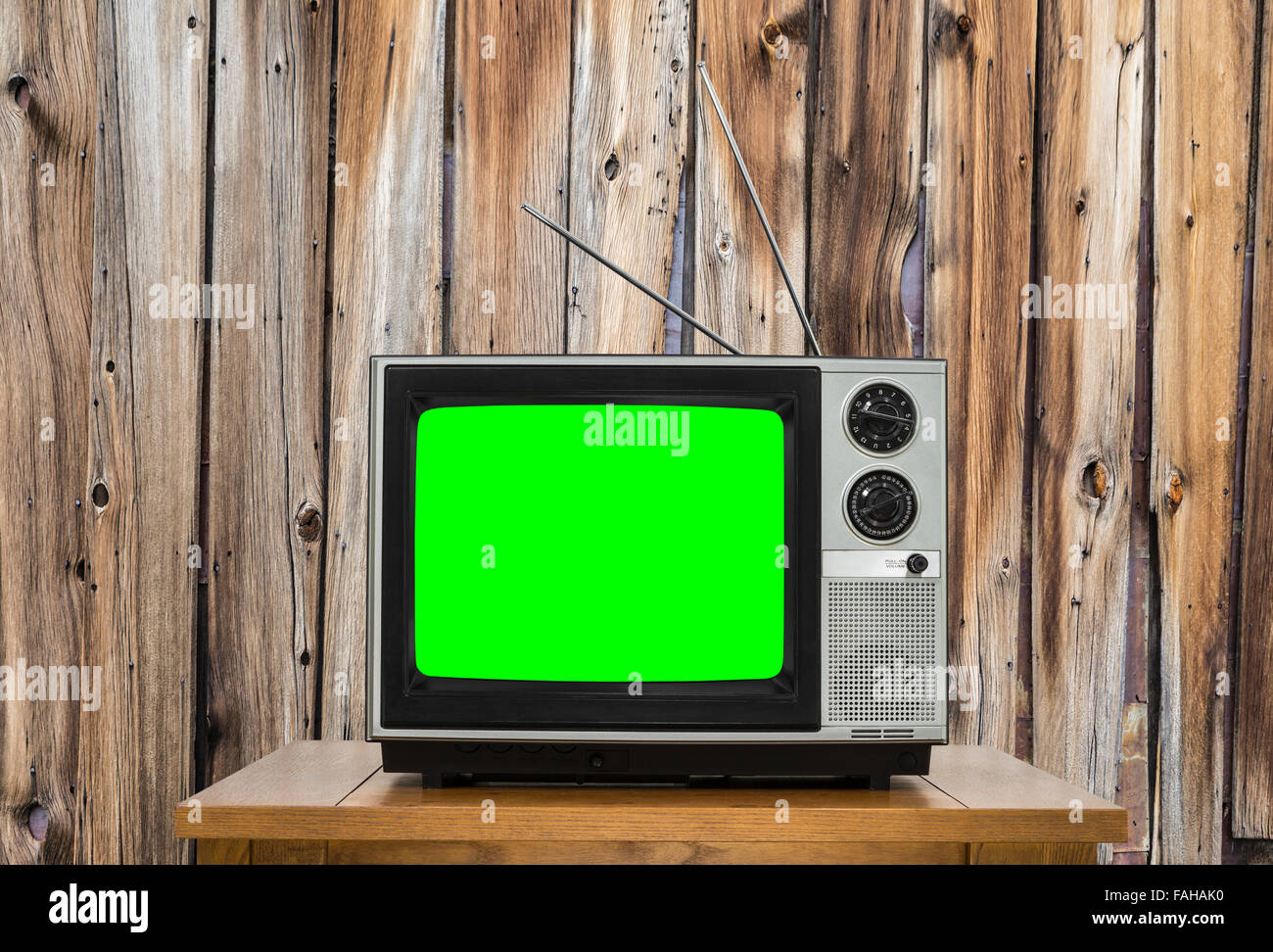 Televisión con Antena portátil antiguo sobre la mesa de madera con pantalla  estática Fotografía de stock - Alamy