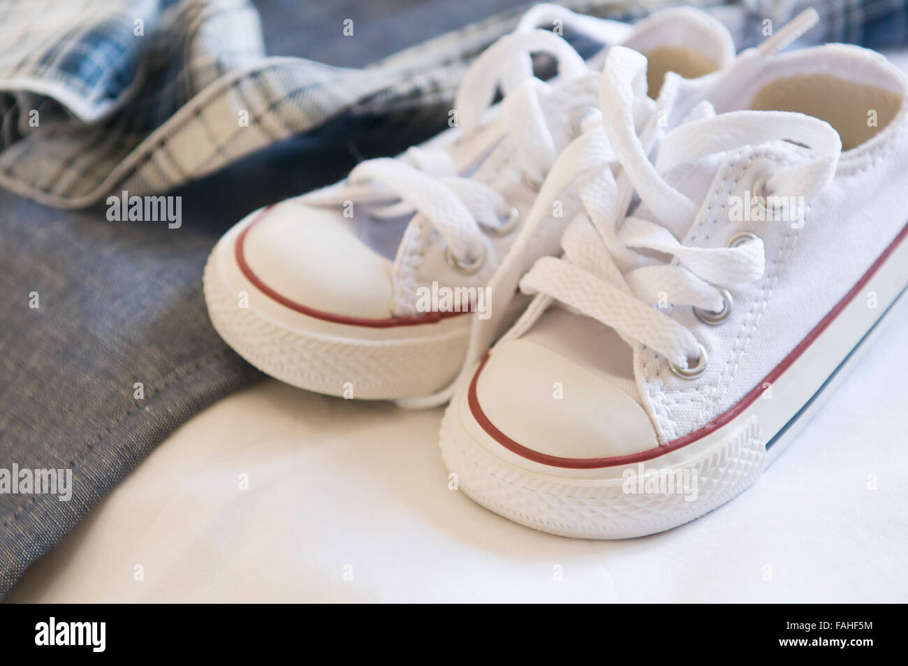 Par de bebé pequeño zapatos blancos para recibir el bautismo Fotografía de  stock - Alamy