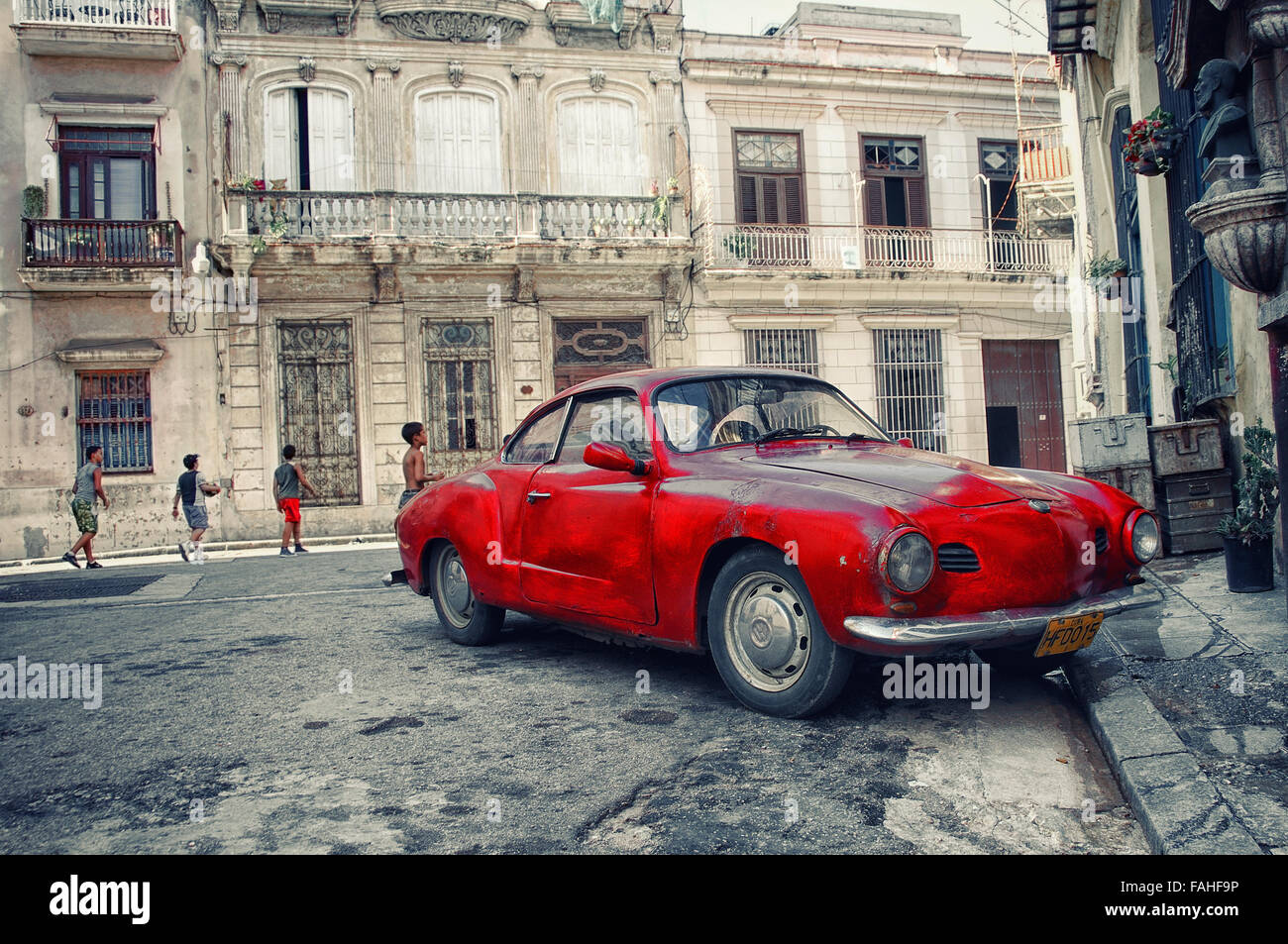 La Habana, Cuba - 5 oct, 2008. Rojo vintage clásico coche americano, comúnmente utilizado como taxi aparcado en la calle de La Habana. Foto de stock