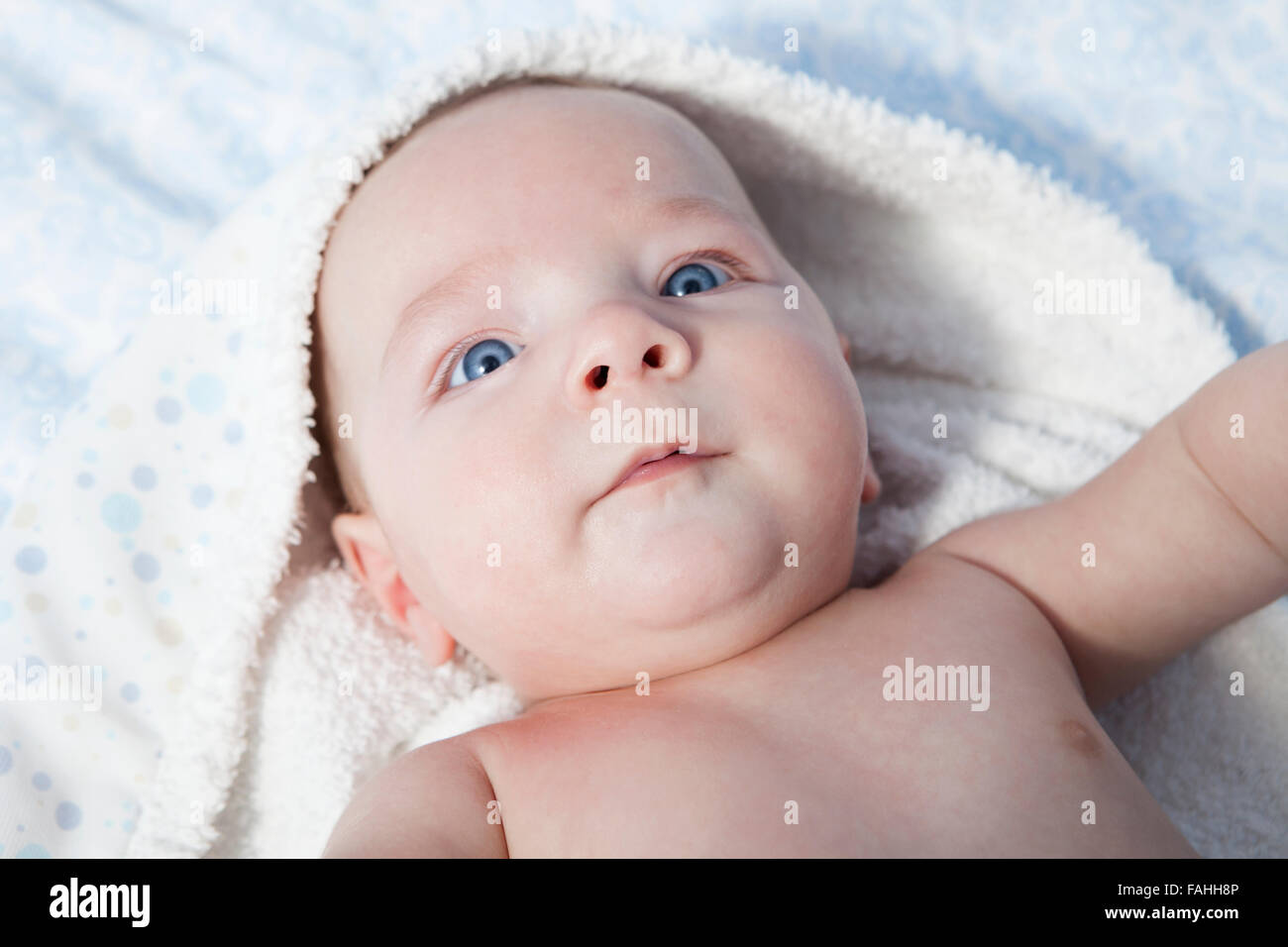 Todler en la ducha bebé divertido en la ducha baby shower retrato de niño  bañándose en un baño con espuma
