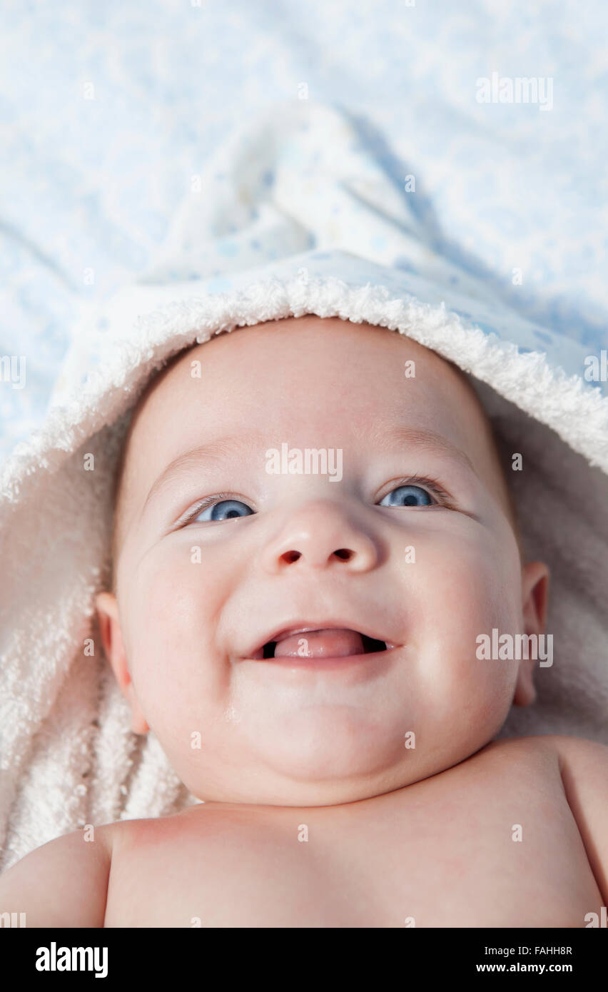 El Dormir Recién Nacido Del Bebé Envuelto En Toallas De Baño Imagen de  archivo - Imagen de calma, mentira: 34787665