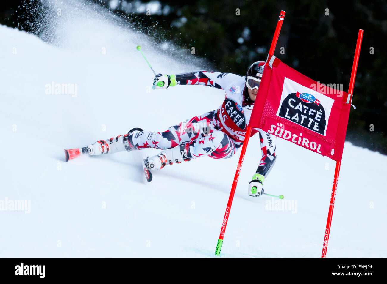 Alta Badia, Italia el 20 de diciembre de 2015. Christian HIRSCHBUEHL (Aut) compitiendo en el Audi Fis de la Copa del Mundo de Esquí Alpino Slalom Gigante de hombres en la Gran Risa curso en la cordillera de dolomita. Foto de stock