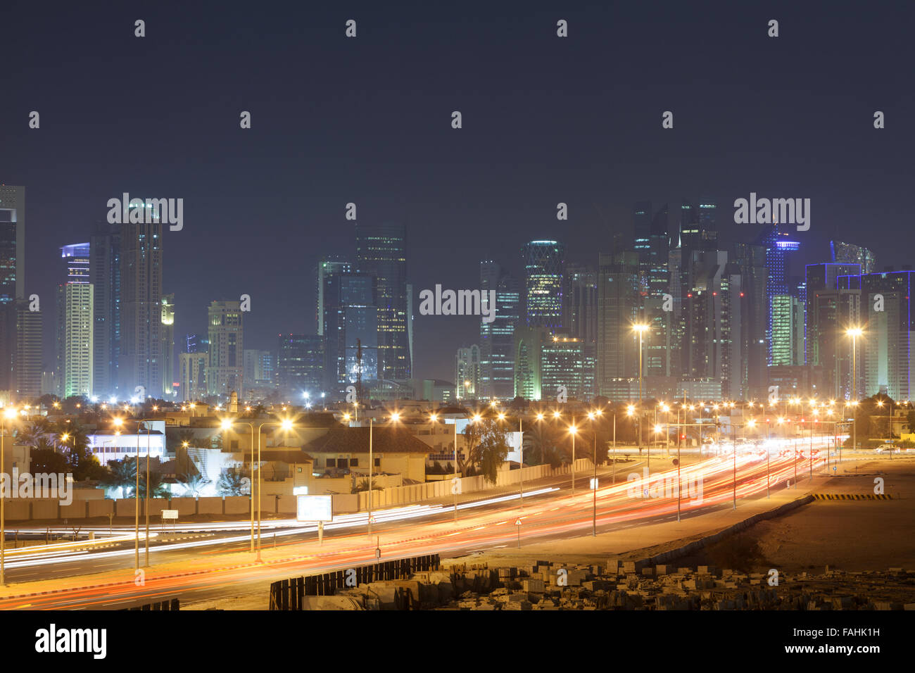 El horizonte de la ciudad de Doha en la noche Foto de stock