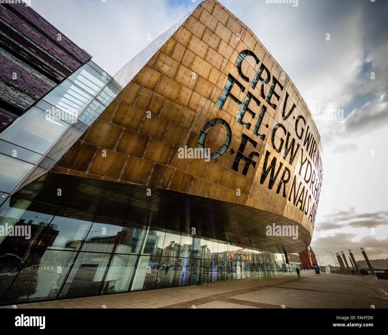 El Wales Millennium Centre en la Bahía de Cardiff Gales es un teatro y un centro cultural con una imponente fachada metálica Foto de stock