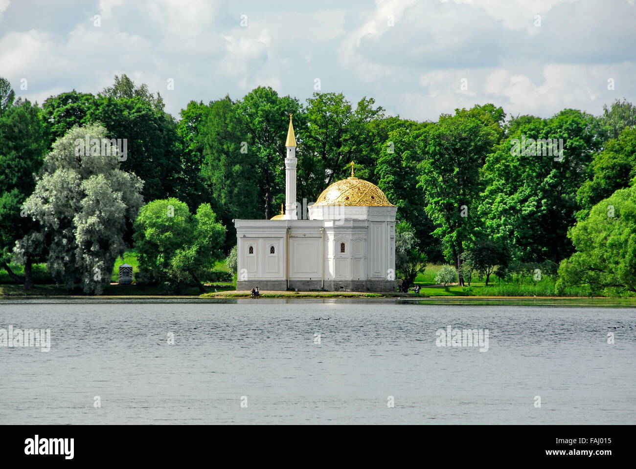 Casa de té en el lago en el Palacio de Catalina Park, cerca de San San Petersburgo Rusia Foto de stock