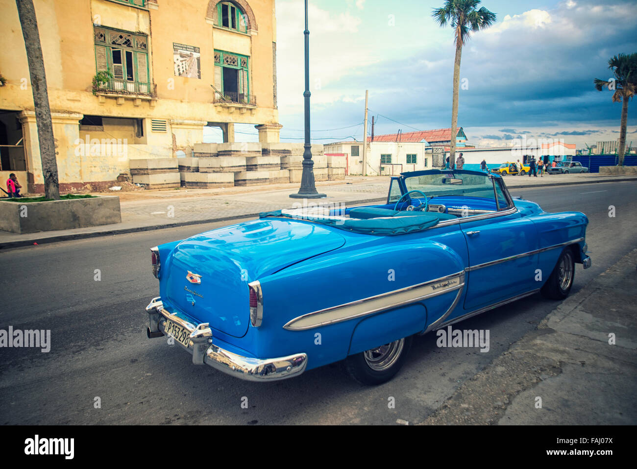 La Habana, Cuba - 4 dic, 2015. Blue vintage clásico coche americano, comúnmente utilizado como taxi aparcado en la calle de La Habana. Foto de stock