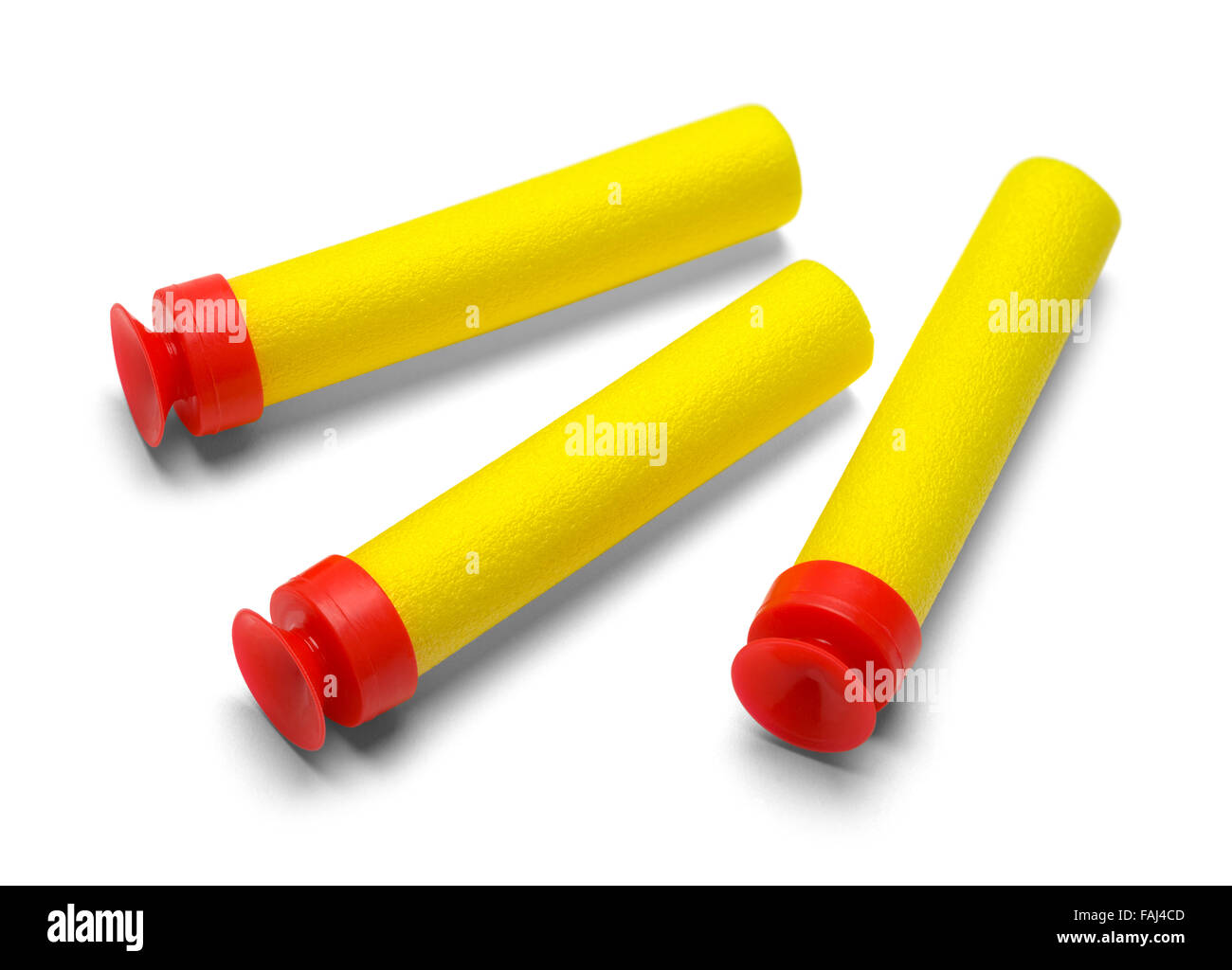 Ventosa de juguete amarillo dardos aislado sobre un fondo blanco Fotografía  de stock - Alamy