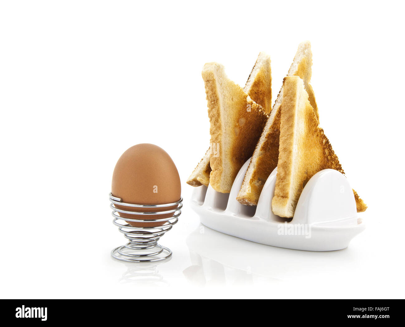 Huevos y tostadas con blanco china toast rack Foto de stock