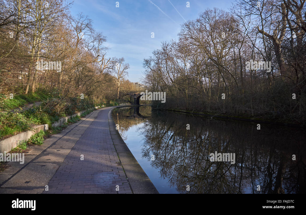 Vista al este a lo largo del Regent's Canal y Jubileo Greenway, Londres - invierno Foto de stock