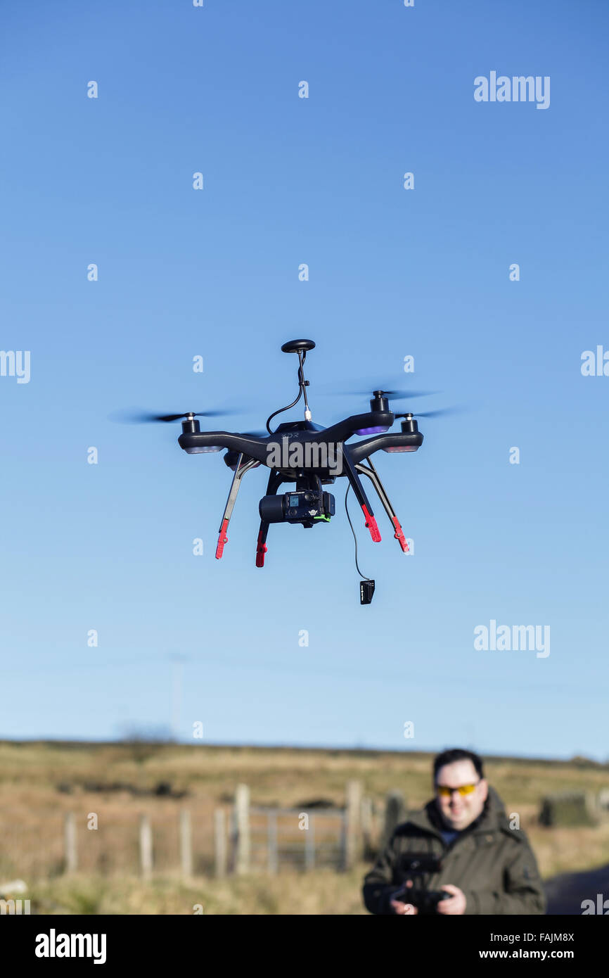 3DR Robótica solo UAV productos de consumo drone plataforma de filmación  con gopro cámaras controladas desde teléfono móvil o pantalla de tableta  volando Fotografía de stock - Alamy
