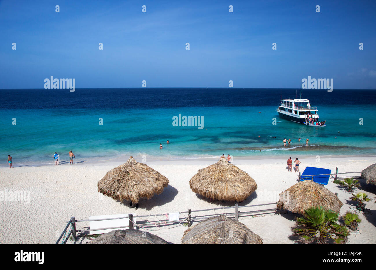 Cabañas de playa y la playa principal de Klein Curazao Curazao Foto de stock