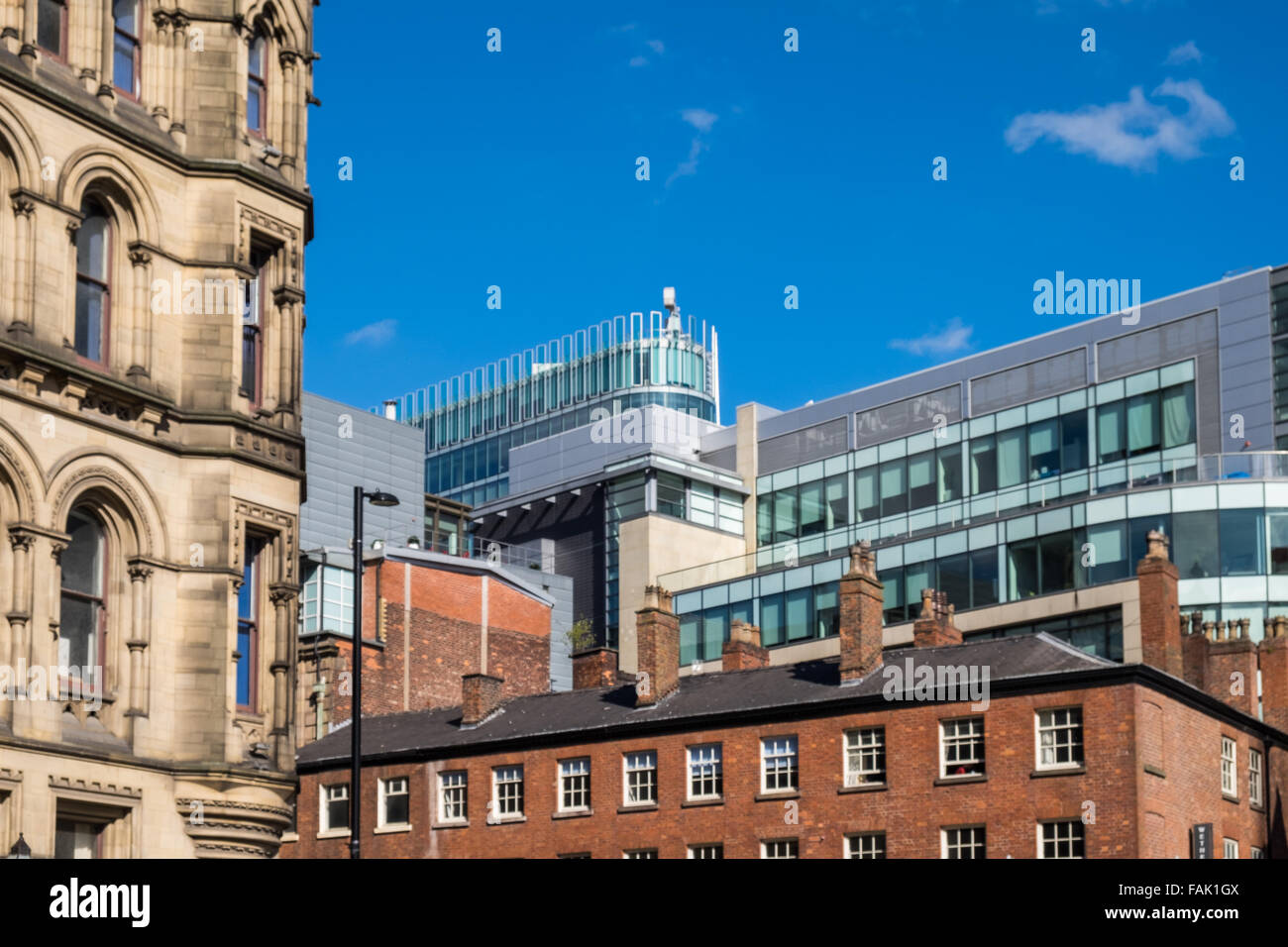 Los contrastes en la arquitectura en el centro de la ciudad de Manchester, Manchester, Reino Unido. Foto de stock