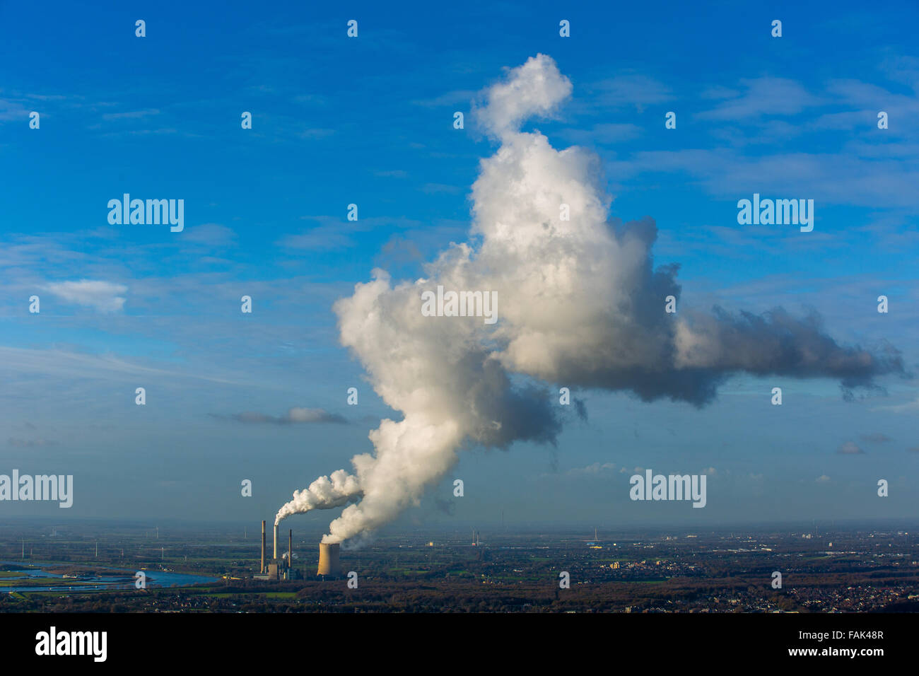 Kraftwerk Voerde planta de energía de carbón en el Rin, emisiones de humo, chimeneas, torre de refrigeración, Voerde, districto de Ruhr Foto de stock