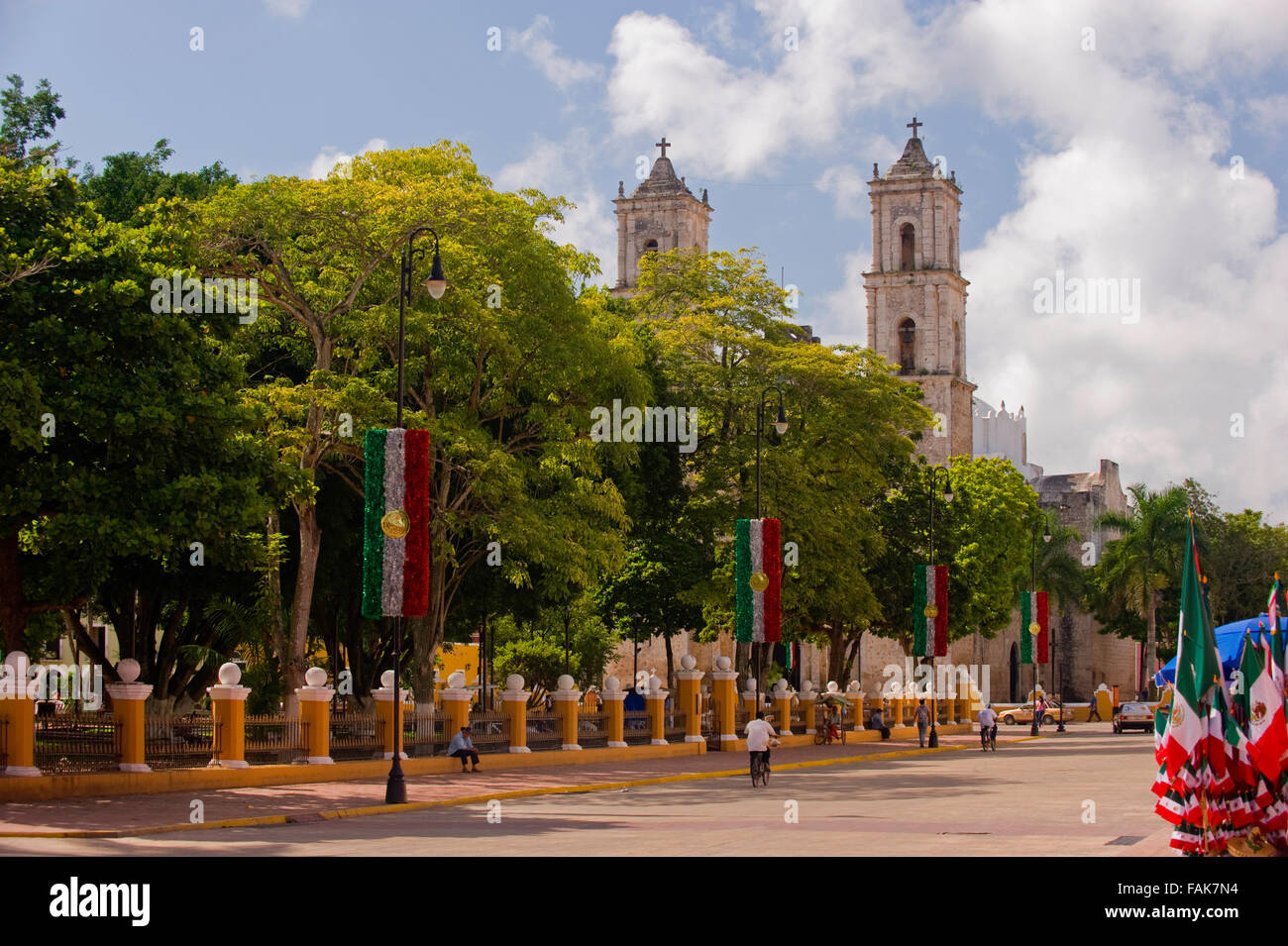La catedral (catedral) y el parque (parque) de Valladolid, México Foto de stock