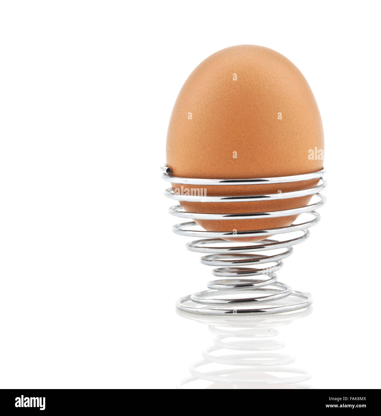 Huevo cocido y huevera con cuchara Fotografía de stock - Alamy