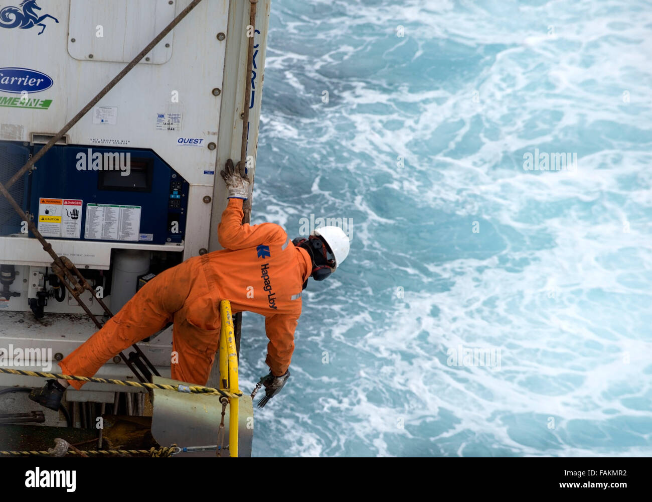 Miembro de la tripulación de un buque portacontenedores obras en la cubierta del buque de carga Utrillo Foto de stock