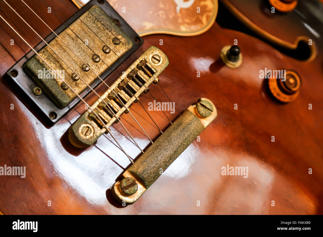 Es una parte del cuerpo de una guitarra eléctrica marrón que hecha de  madera y metal. Hay 6-sling componente que arreglar con el ba Fotografía de  stock - Alamy