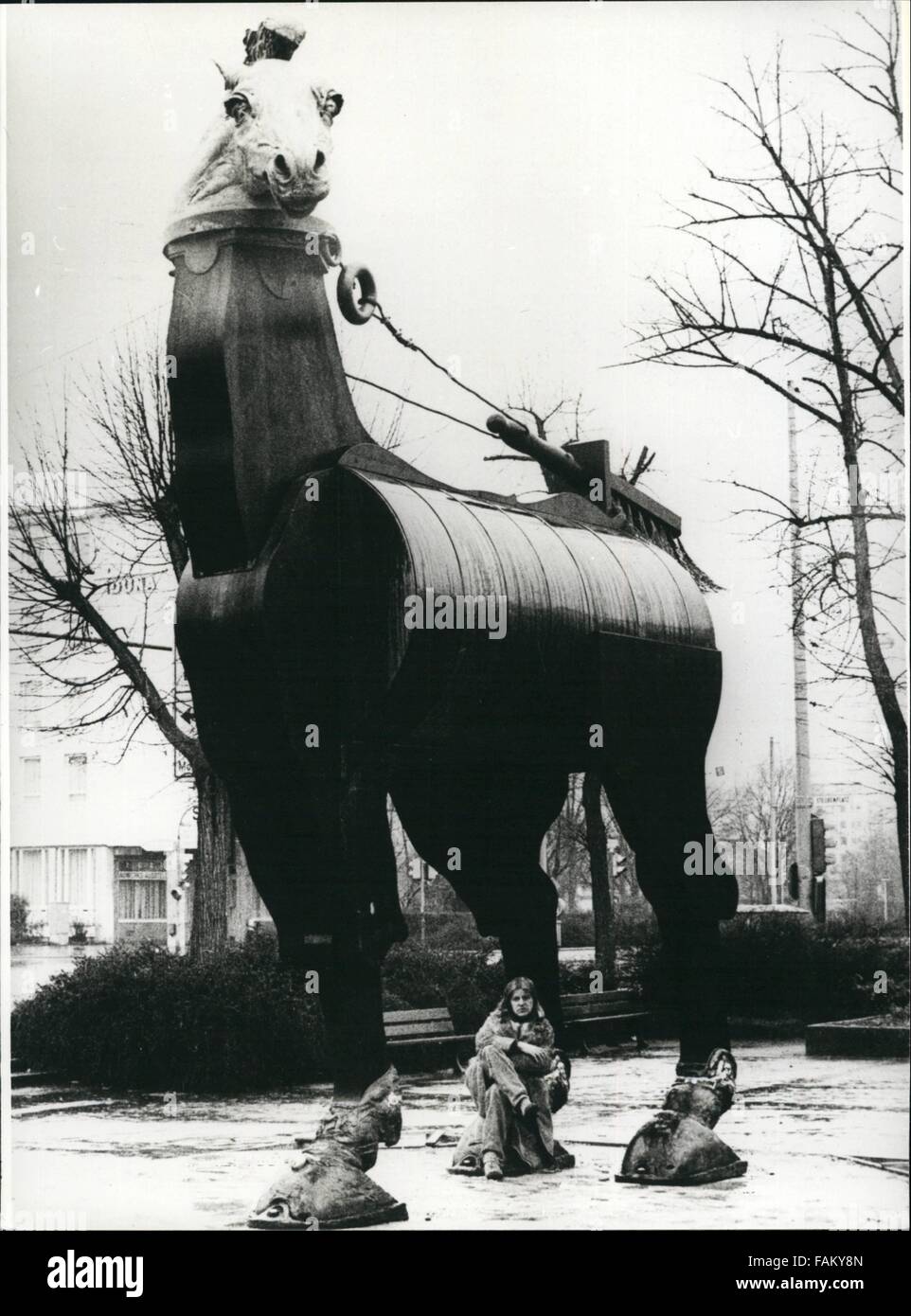 1981 - Exposición ''plástico policromada 1971-1981'' en Darmstadt/West-Germany (marzo 15th. -Abril 26-81): Este inmenso ''caballo de las Musas''.Fue construido en frente de la sala de arte en Darmstadt/Alemania Occidental. Este ans de seis metros de altura de cinco metros de ancho caballo es obra del escultor Jurgen Goertz (Jurgen Goertz - en esta foto en la parte inferior del caballo), cuya exposición ''policromadas 1971-1981, sigue siendo de plástico dura hasta abril 26th, 1981. Besidesm, en el salón de arte en Darmstadt, 50 esculturas y relieves de plástico (parcialmente con otros materiales) puede ser visto. Tras esta exposición el gigna Foto de stock