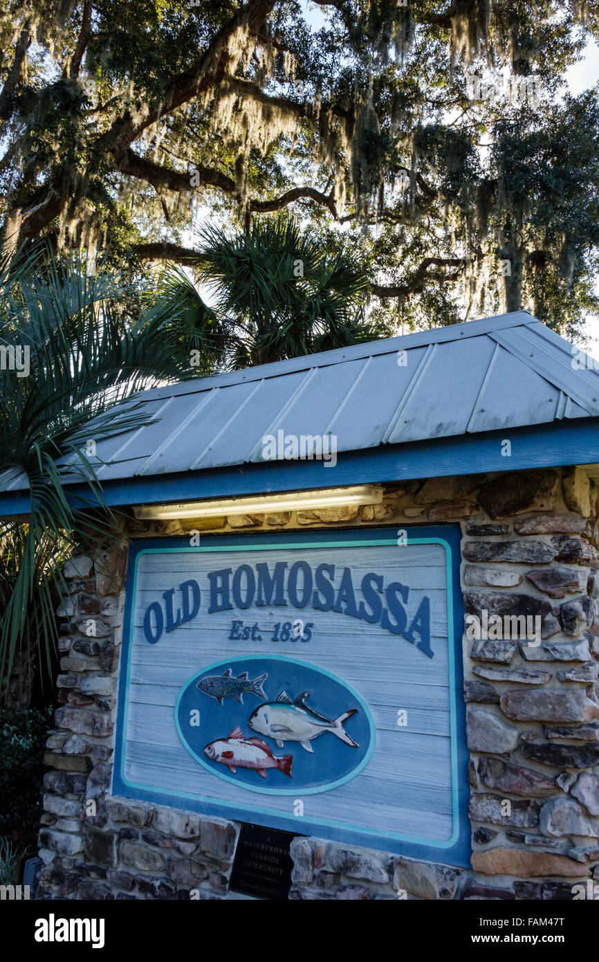 Florida Old Homosassa, señal, carretera, visitantes viajes turismo turístico puntos de referencia cultura cultural, grupo de vacaciones personas escena Foto de stock