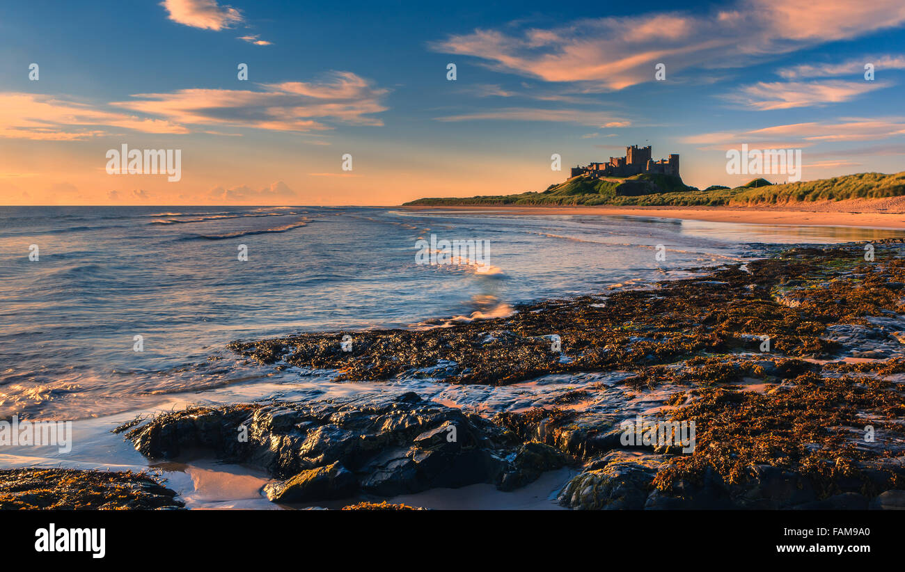 Bamburgh Castle al amanecer en la costa oriental de Northumberland, Inglaterra. Foto de stock
