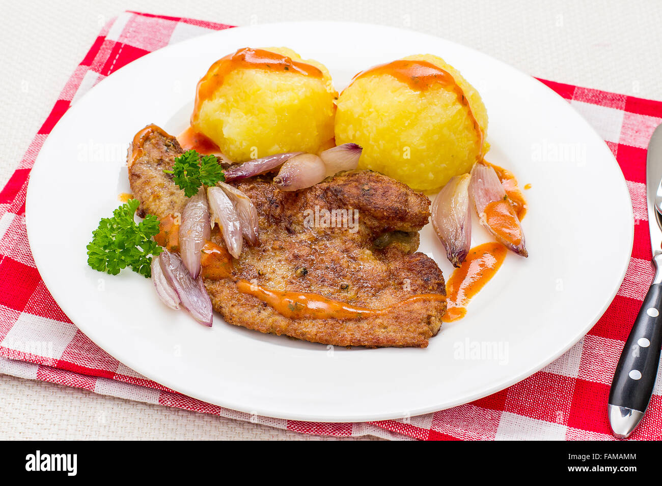 Hígado de ternera frita con chalotes y dumplings de patata Foto de stock