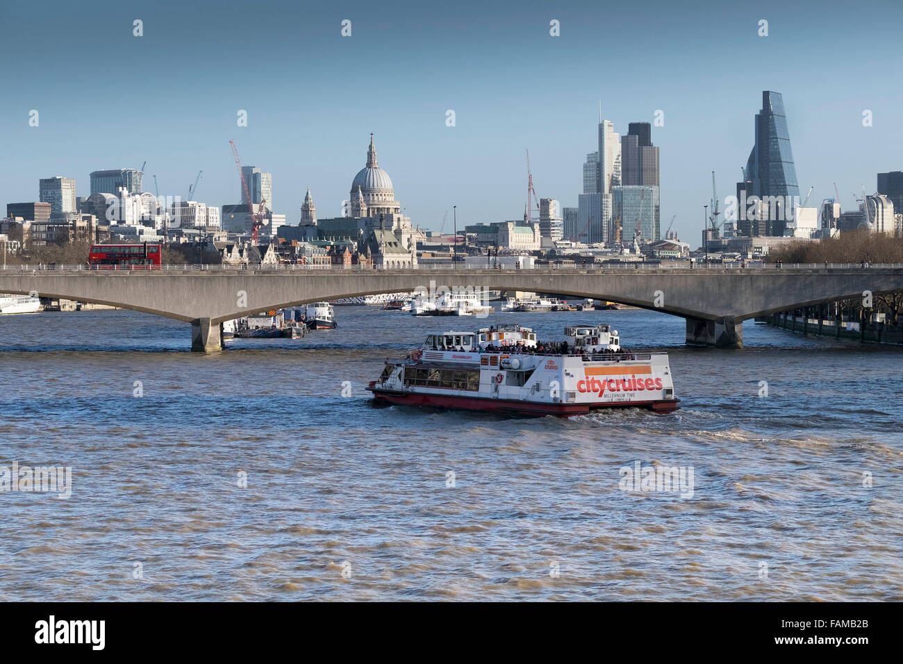El ferry turístico, Millenium tiempo sobre el Río Támesis en Londres. Foto de stock