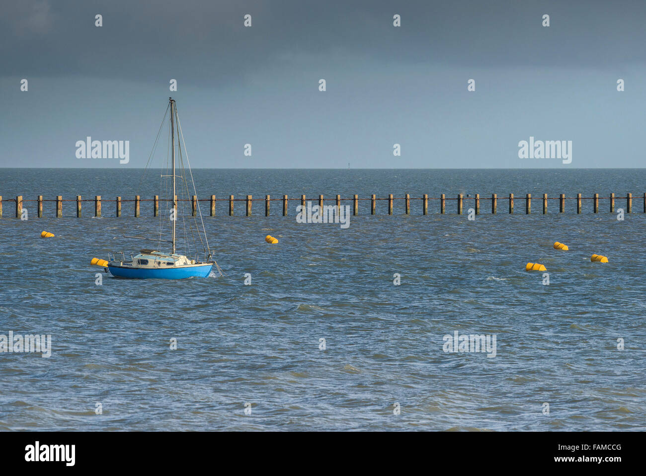 Un Yate noored cerca del histórico Shoebury Boom en el estuario del