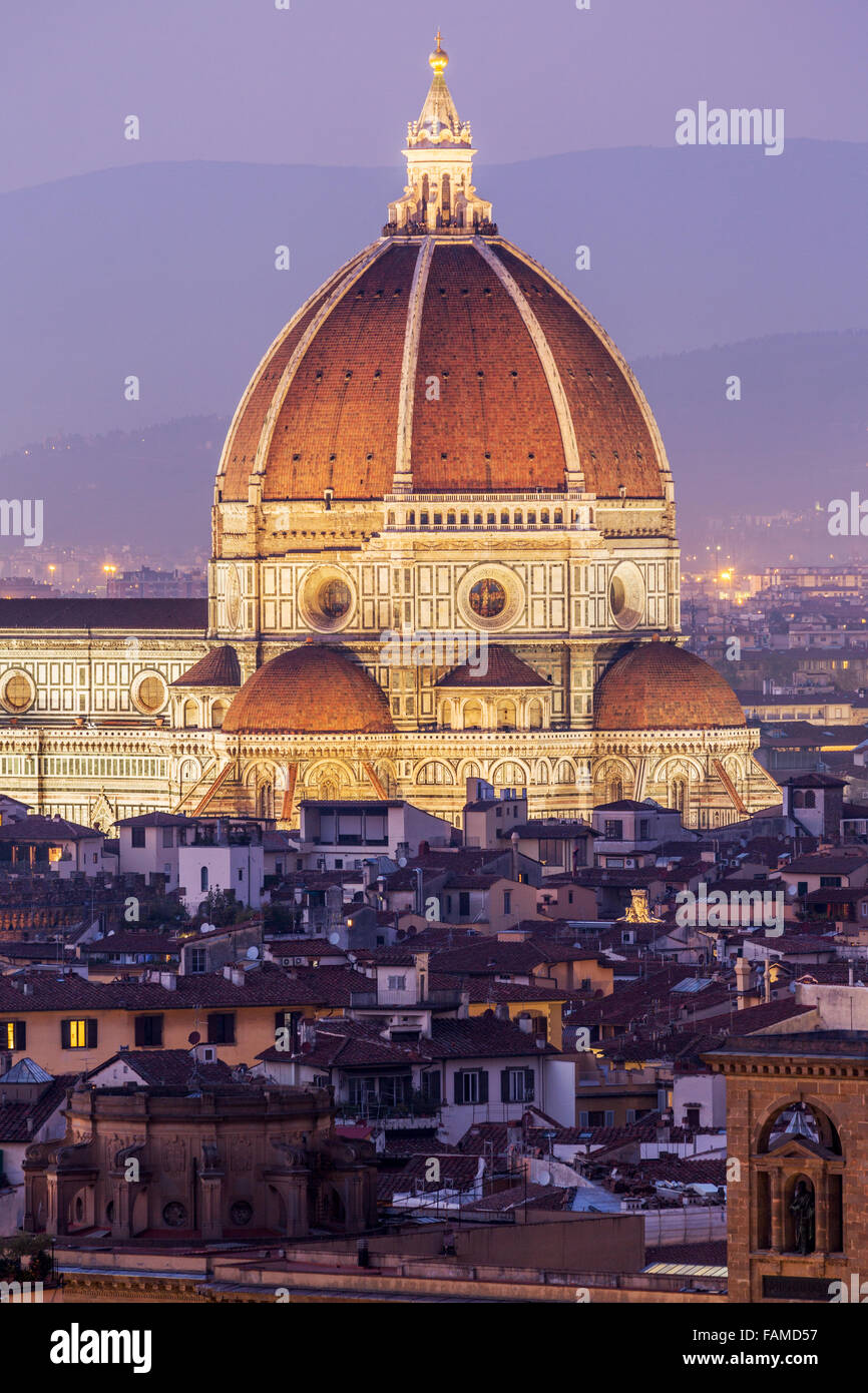 La Catedral de Florencia, el centro histórico al anochecer, Florencia, Toscana, Italia Foto de stock