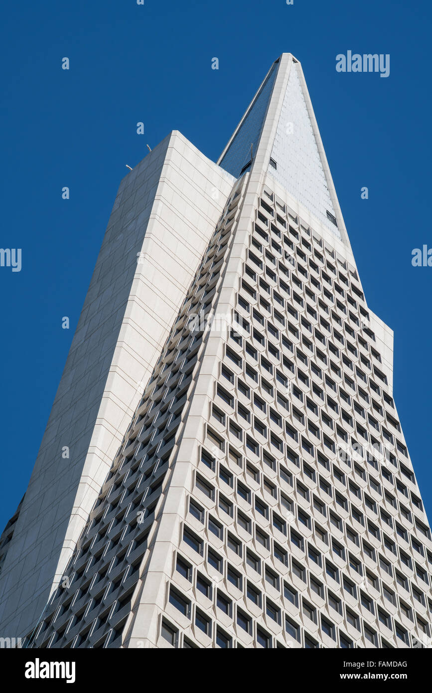 San Francisco, CA, EE.UU. - Dec 15, 2015. Parte superior de la Pirámide Transamérica Edificio soleado y con un claro cielo azul. Foto de stock