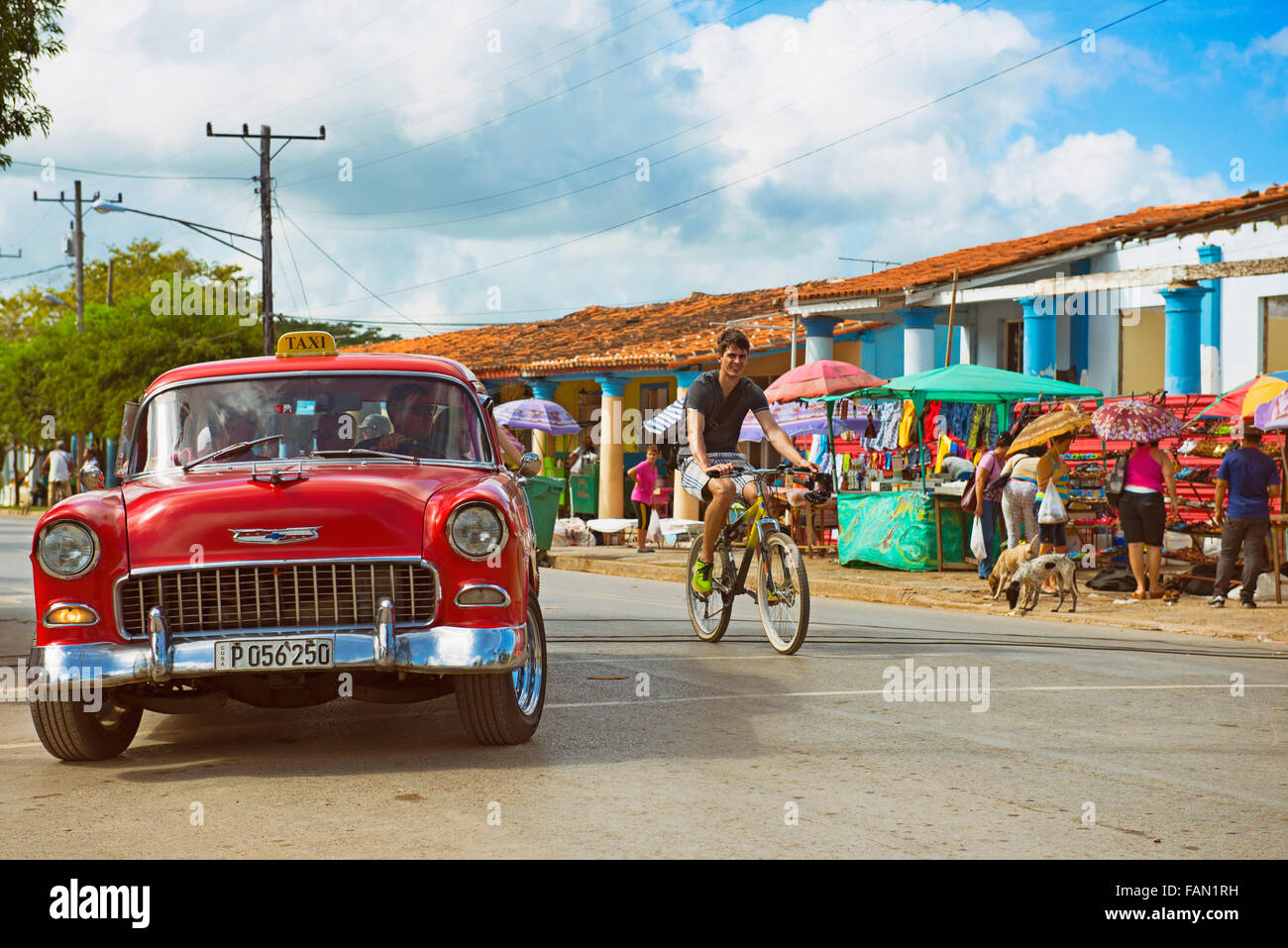Cuba Vintage clásico coche a través de la localidad de Viñales, Valle de Viñales, Pinar del Río Foto de stock