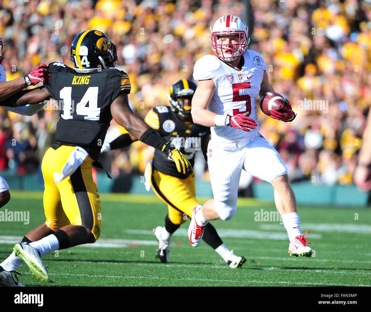 Pasadena, CA. 01 ene, 2016. El Cardenal de Stanford vuelta corriendo Christian McCaffrey #5 de Stanford se ejecuta durante el 2016 Rose Bowl juego entre el Cardenal de Stanford y el Iowa Hawkeyes en el Rose Bowl Stadium de Pasadena, CA. John Green/CSM Crédito: Cal Sport Media/Alamy Live News Foto de stock