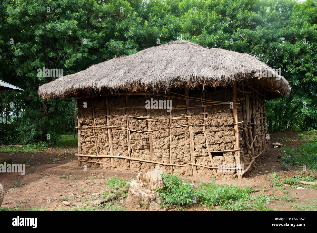 Tradicional casa keniana hechas de barro, con una choza de paja. Kenya. Foto de stock