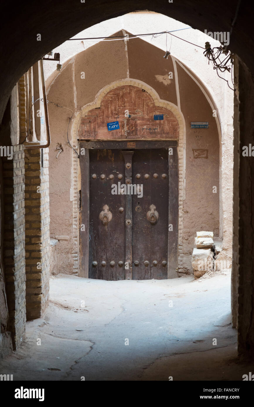 Puerta de madera. Casco Antiguo de la ciudad de Yazd. Irán Foto de stock
