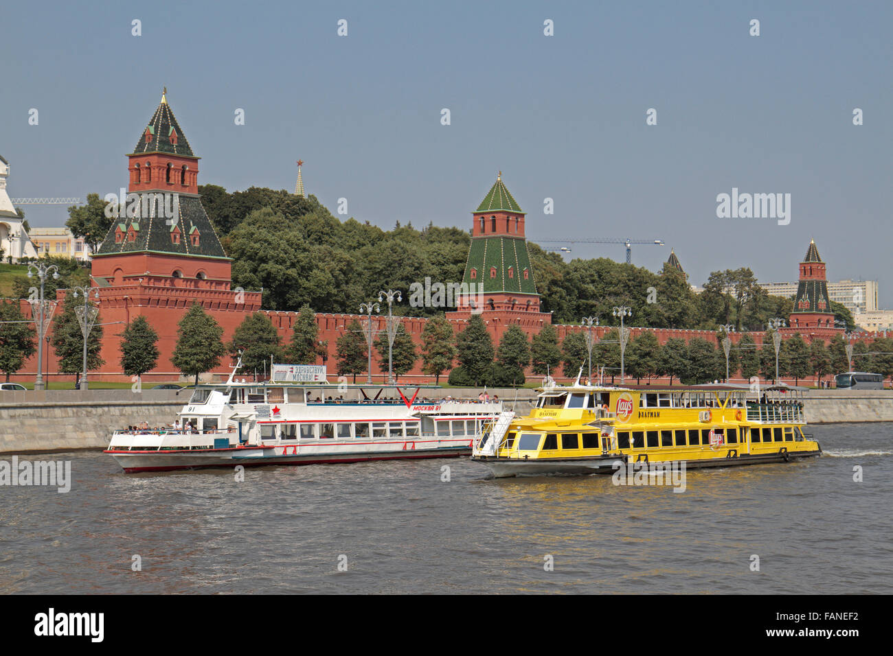 Los barcos turísticos sobre el río Moskva pasa las paredes del Kremlin en Moscú, Rusia. Foto de stock