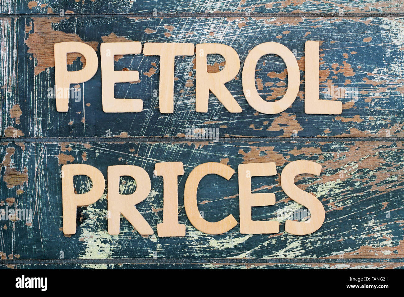 Los precios de la gasolina ha escrito con letras de madera sobre la superficie rústica Foto de stock