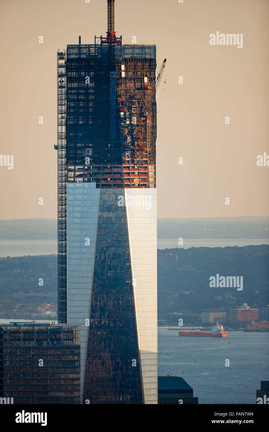 El One World Trade Center en construcción (08-2012). El rascacielos está ubicado en el distrito financiero de Manhattan, Nueva York. Foto de stock