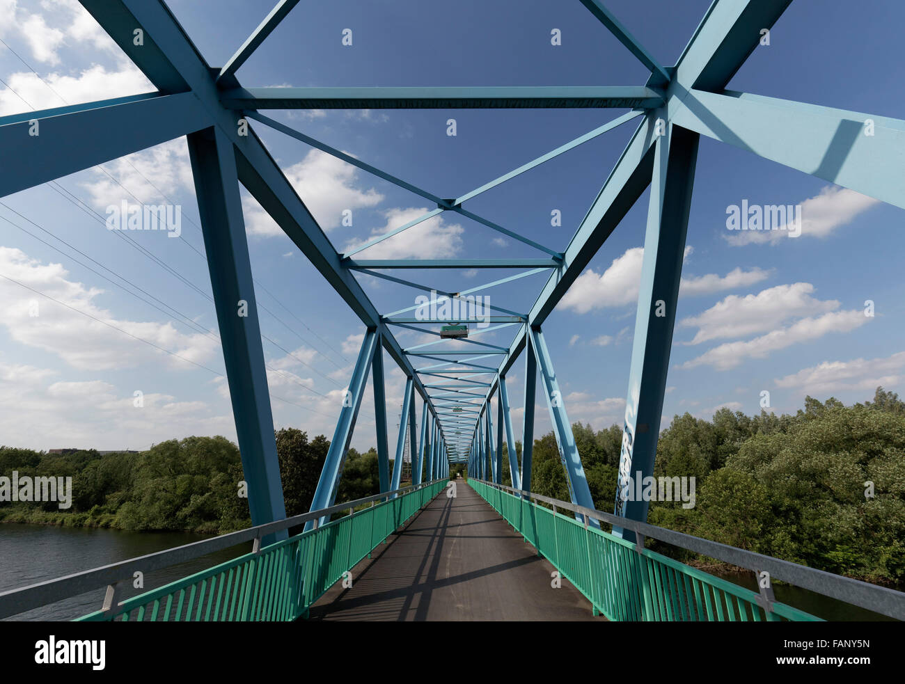 Puente azul a lo largo de la cuenca del Ruhr, pasarela, ex Ruhrtalbahnbrücke, Styrum, Mülheim an der Ruhr, districto de Ruhr Foto de stock